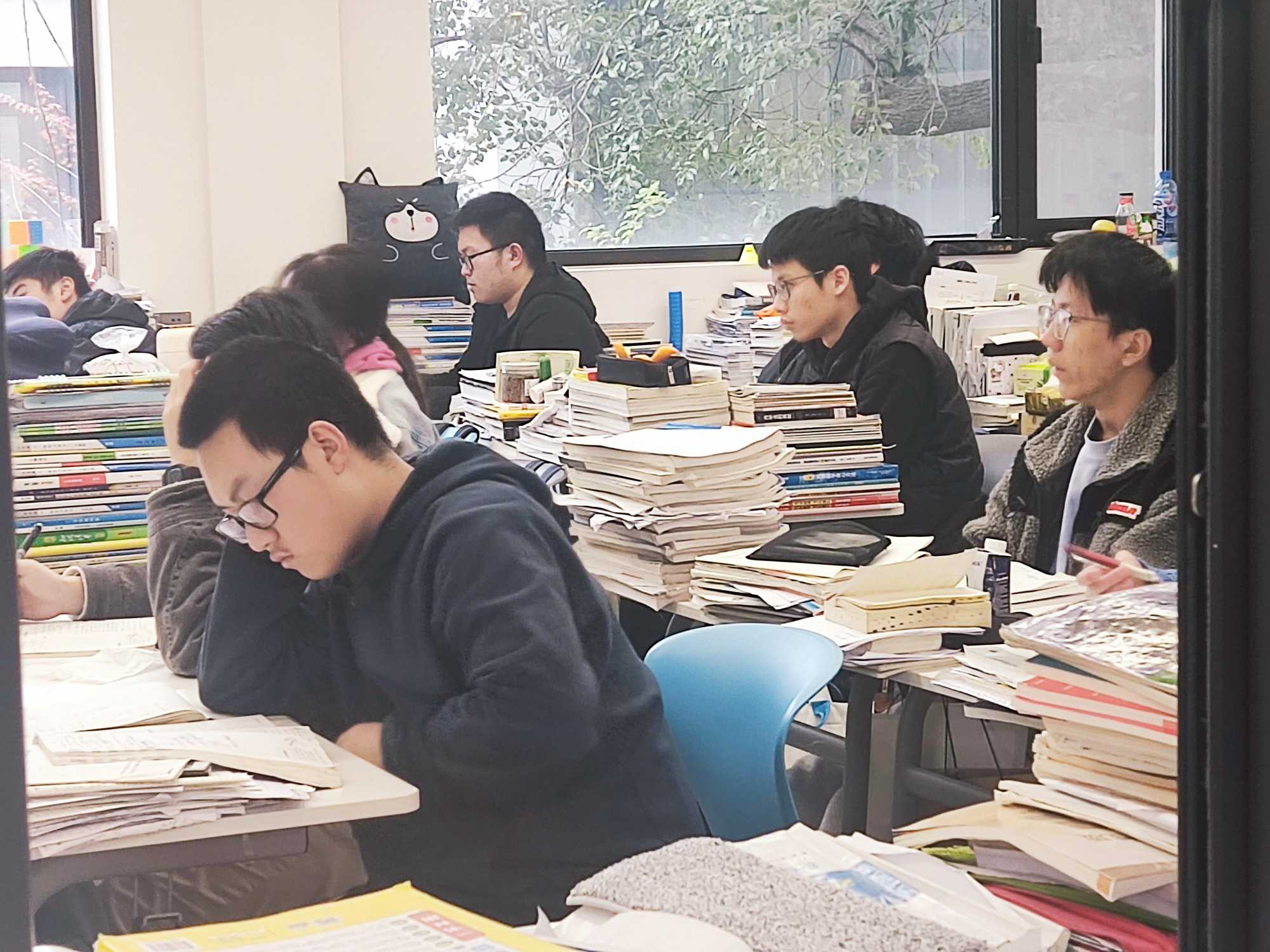 2023年高三复读有新规定，复读门槛再次提高，复读生欲哭无泪